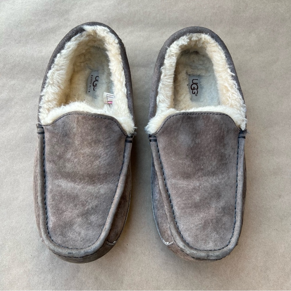 UGG loafer men size 9 gray sheepskin